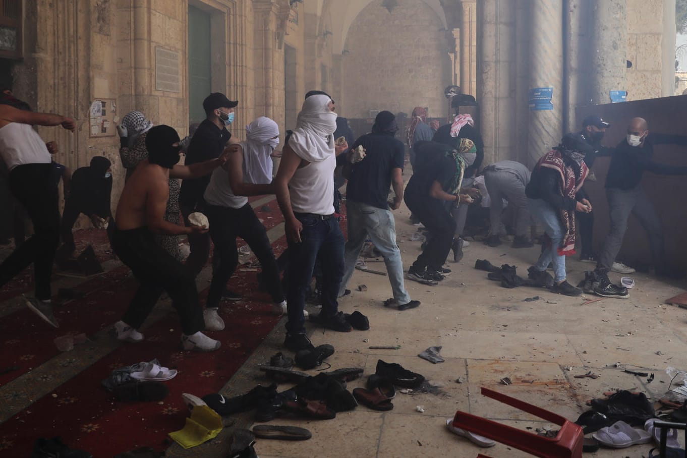 Palästinenser liefern sich vor der Al-Aksa-Moschee in Jerusalem Auseinandersetzungen mit der Polizei: Die Lage im Nahen Osten spitzt sich weiter zu.