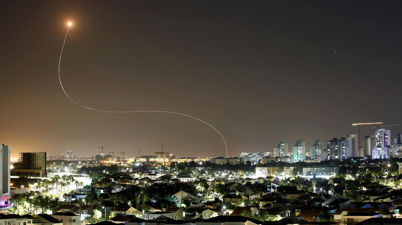 Eine israelische Luftabwehrrakete fängt ein Hamas-Geschoss über Tel Aviv ab: Aus Gaza wurden über hundert Raketen auf die Stadt abgefeuert.