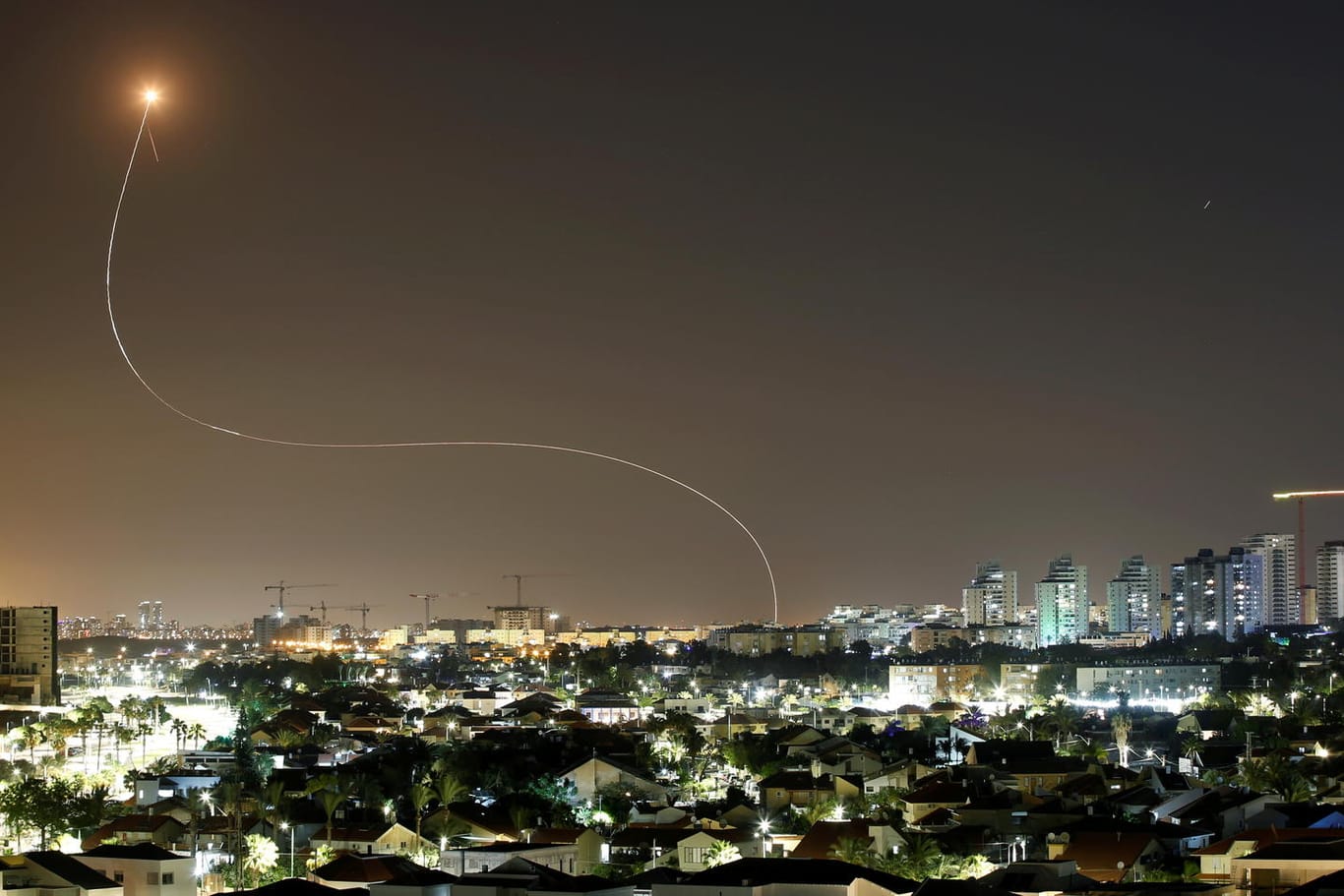 Eine israelische Luftabwehrrakete fängt ein Hamas-Geschoss über Tel Aviv ab: Aus Gaza wurden über hundert Raketen auf die Stadt abgefeuert.
