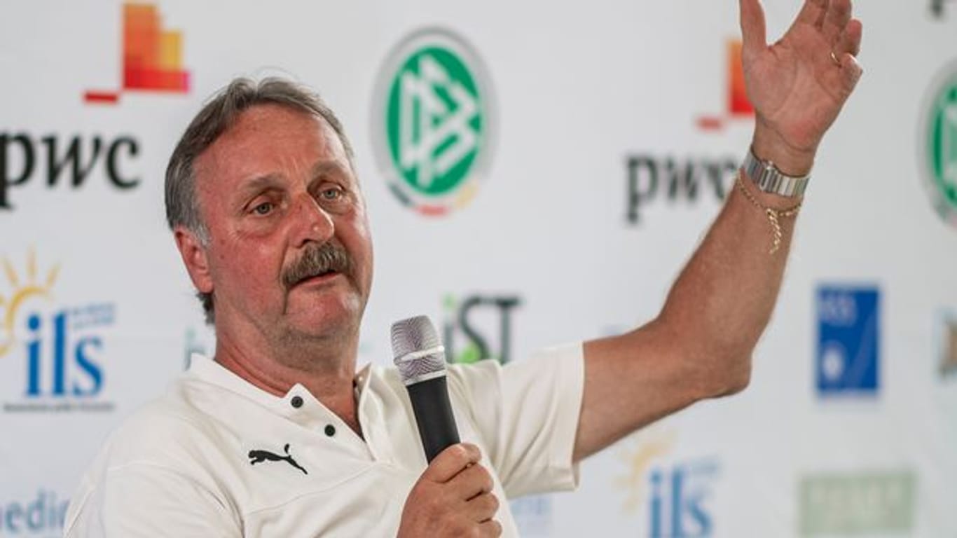 Peter Neururer rückt in den Vorstand des Wuppertaler SV.