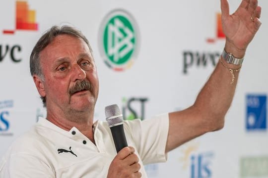 Peter Neururer rückt in den Vorstand des Wuppertaler SV.