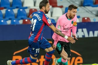 Levantes Jose Luis Morales (l) im Duell gegen Barcelonas Lionel Messi.