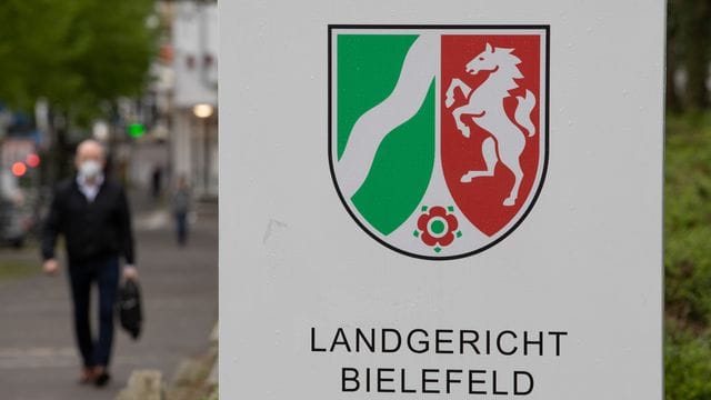 Ein Schild des Landgerichts Bielefeld (Archivbild): Dort beginnt ein Prozess wegen des Mordes an einer Frau.