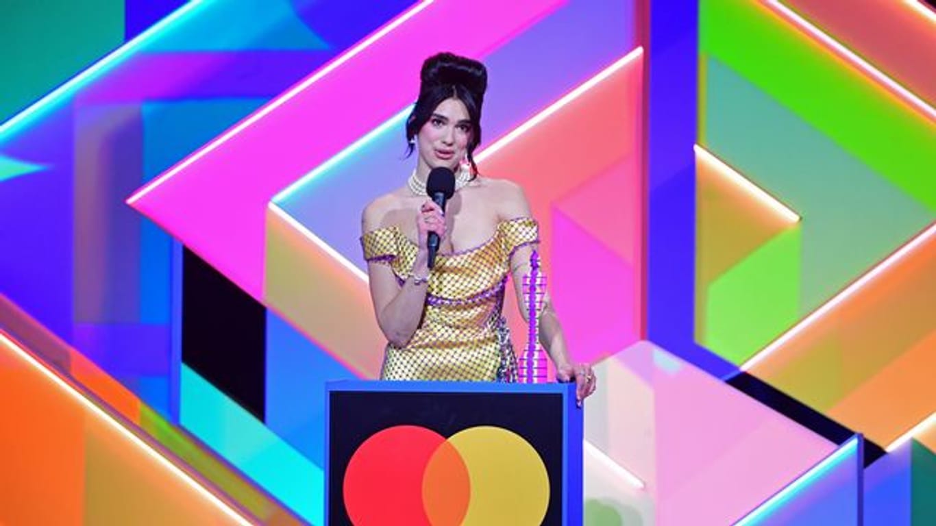 Die Sängerin Dua Lipa nimmt den Preis für die beste Solokünstlerin während der Brit Awards 2021 entgegen.