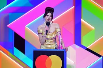 Die Sängerin Dua Lipa nimmt den Preis für die beste Solokünstlerin während der Brit Awards 2021 entgegen.