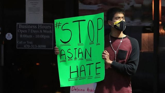 Ein Demonstrant verurteilt den Hass gegen Asiaten.