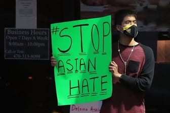 Ein Demonstrant verurteilt den Hass gegen Asiaten.