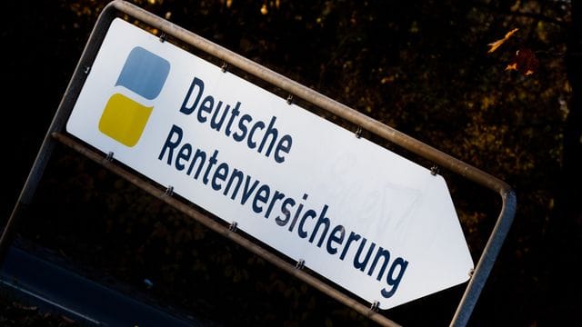 Lücken zwischen Schule, Ausbildung oder Studium können sich später auf den Rentenanspruch auswirken. Lücken zwischen Schule, Ausbildung oder Studium können sich später auf den Rentenanspruch auswirken.