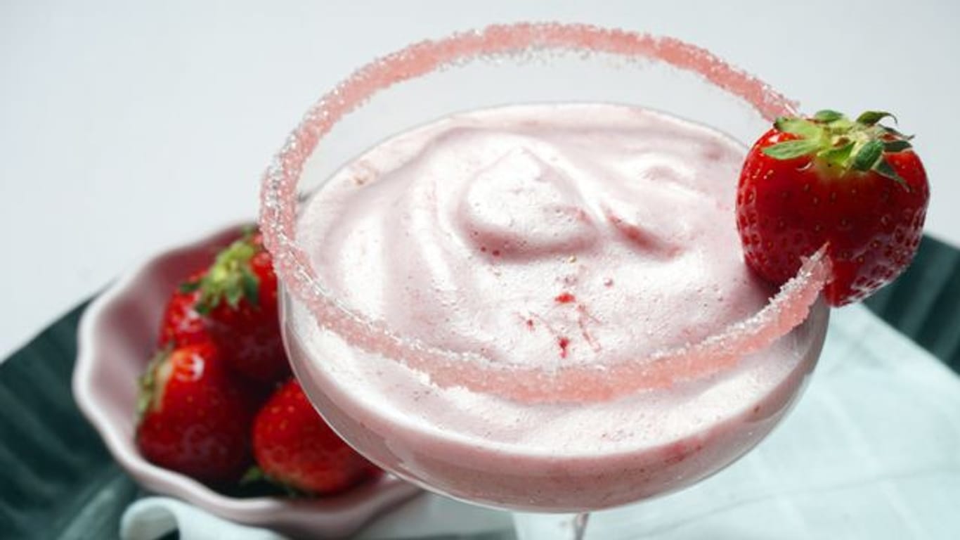 Für den luftigen Erdbeerschaum werden nur drei Zutaten benötigt: Erdbeeren, Zucker und frisches Eiweiß.