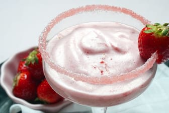 Für den luftigen Erdbeerschaum werden nur drei Zutaten benötigt: Erdbeeren, Zucker und frisches Eiweiß.