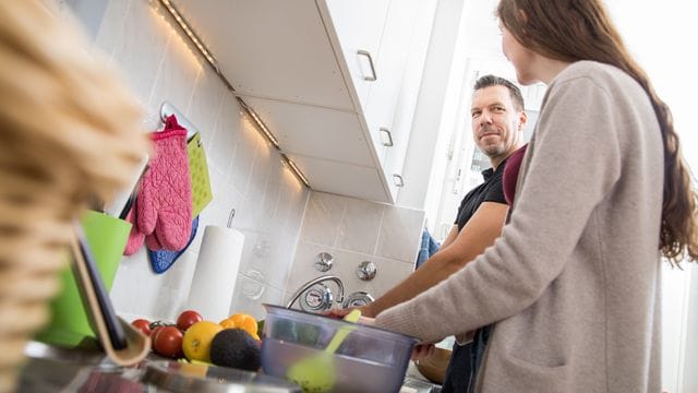Essen vorbereiten und kochen: Zu kompliziert darf es dabei im Alltag nicht werden, auch wenn man das Klima schützen will. Essen vorbereiten und kochen: Zu kompliziert darf es dabei im Alltag nicht werden, auch wenn man das Klima schützen will.