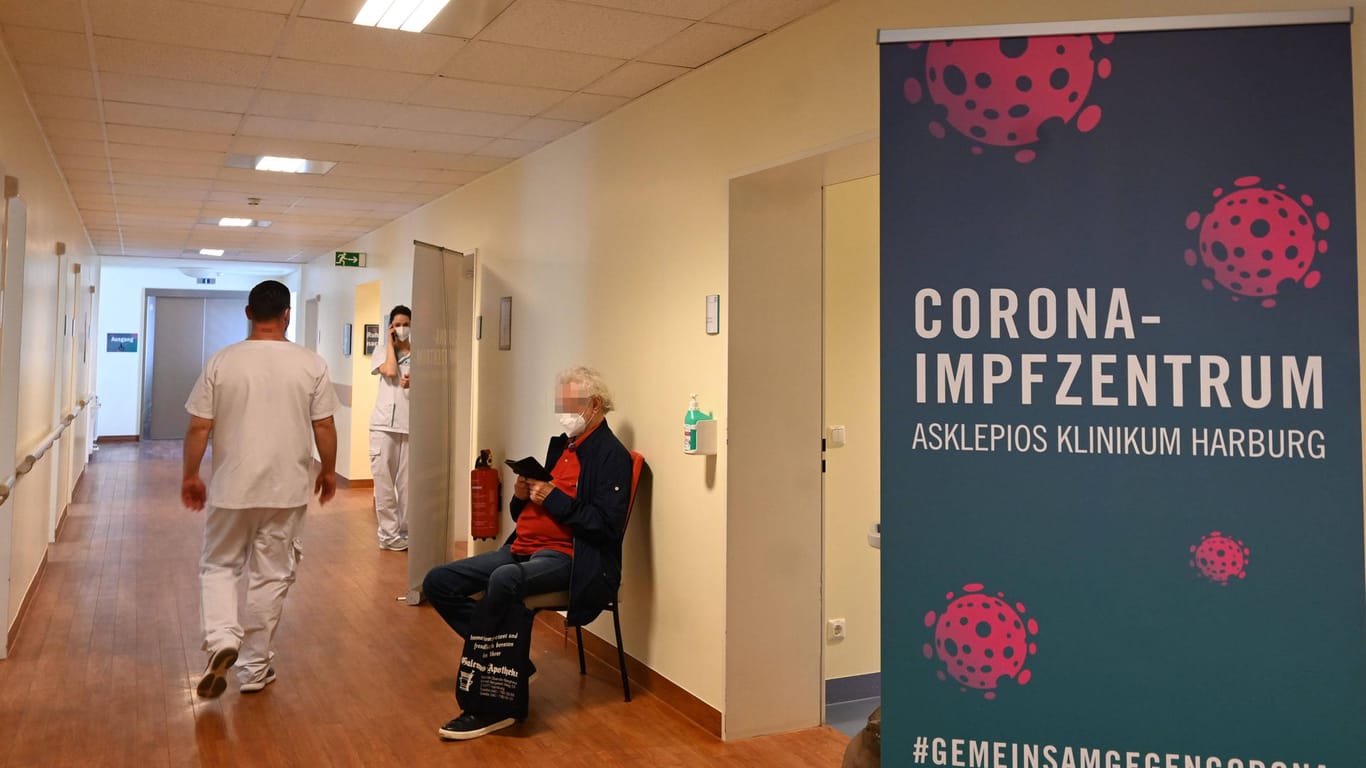In Hamburg wird gegen Corona geimpft: Die Zahlen der täglich erfassten Neuinfektionen sinken weiter.