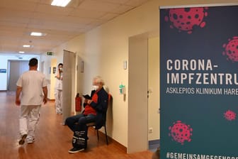 In Hamburg wird gegen Corona geimpft: Die Zahlen der täglich erfassten Neuinfektionen sinken weiter.