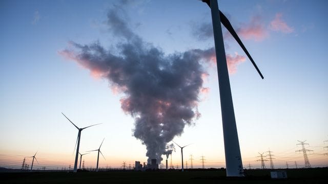 Windräder vor dem Braunkohlekraftwerk Niederaussem.