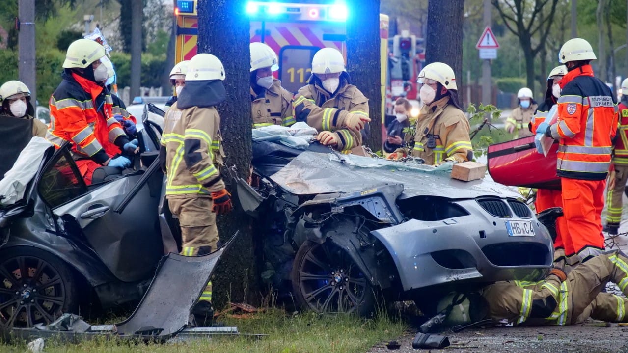 Feuerwehrleute stehen neben dem Unfallwagen: Die Unfallursache ist bisher unklar. Feuerwehrleute stehen neben dem Unfallwagen: Die Unfallursache ist bisher unklar.