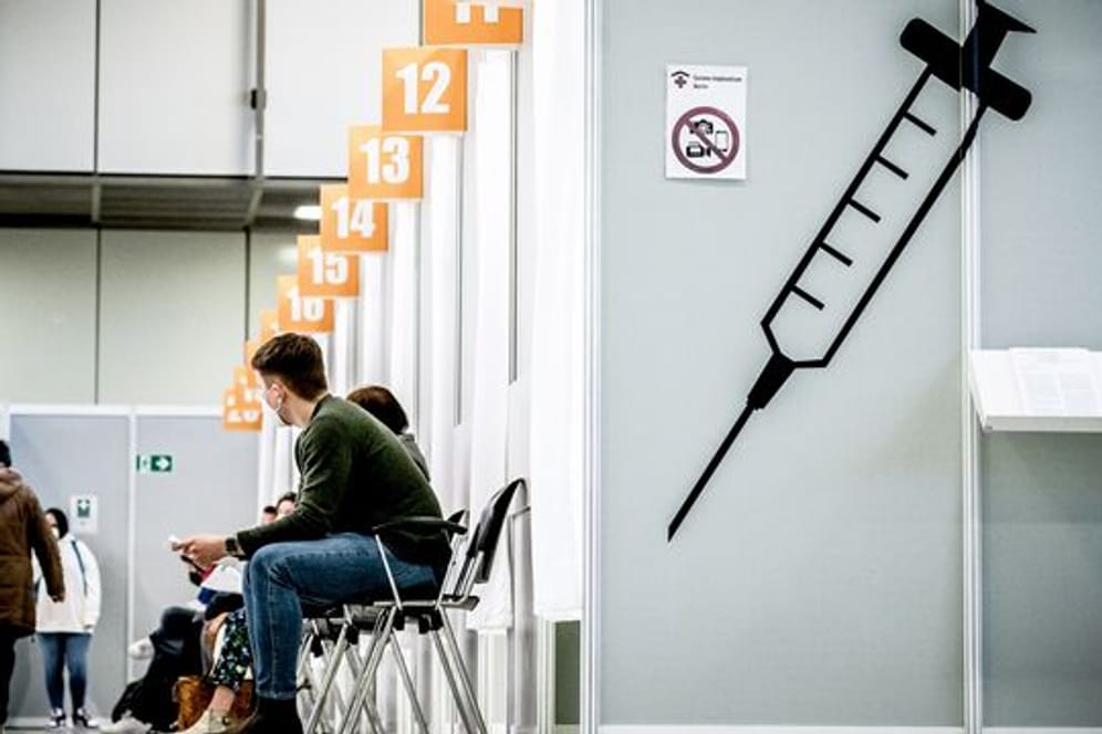 Corona-Impfung: Viele Beschäftigte haben in der kommenden Zeit Termine für ihre Spritze im Kalender stehen.