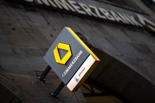 Commerzbank-Logo (Symbolbild): Das Geldinstitut profitierte von guten Geschäften am Kapitalmarkt. Commerzbank-Logo (Symbolbild): Das Geldinstitut profitierte von guten Geschäften am Kapitalmarkt.