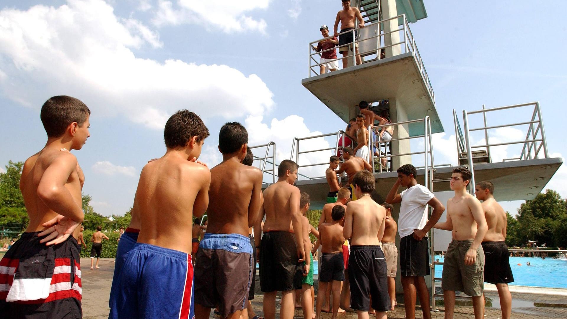 Kinder stehen vor dem Sprungturm im Olympiabad Schlage (Archivbild): In den Sommerferien haben Kinder freien Eintritt in de Berliner Bädern.