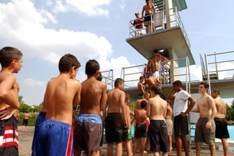 Kinder stehen vor dem Sprungturm im Olympiabad Schlage (Archivbild): In den Sommerferien haben Kinder freien Eintritt in de Berliner Bädern.