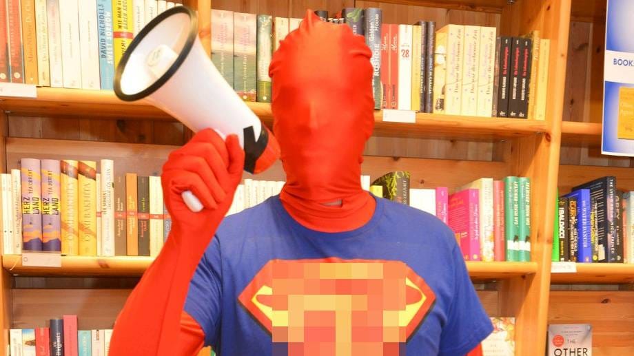 Der "SuperBücherHeld" aus Overath: Im Superman-Kostüm liefert Inhaber Alexander Bücken bis zu 20 Mal wöchentlich Bücher aus. (Quelle: Klaas Tigchelaar) Der "SuperBücherHeld" aus Overath: Im Superman-Kostüm liefert Inhaber Alexander Bücken bis zu 20 Mal wöchentlich Bücher aus. (Quelle: Klaas Tigchelaar)
