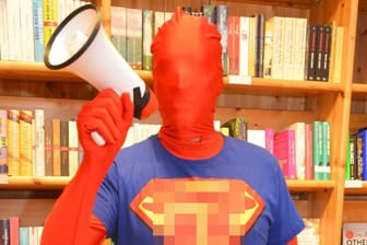 Der "SuperBücherHeld" aus Overath: Im Superman-Kostüm liefert Inhaber Alexander Bücken bis zu 20 Mal wöchentlich Bücher aus. (Quelle: Klaas Tigchelaar)