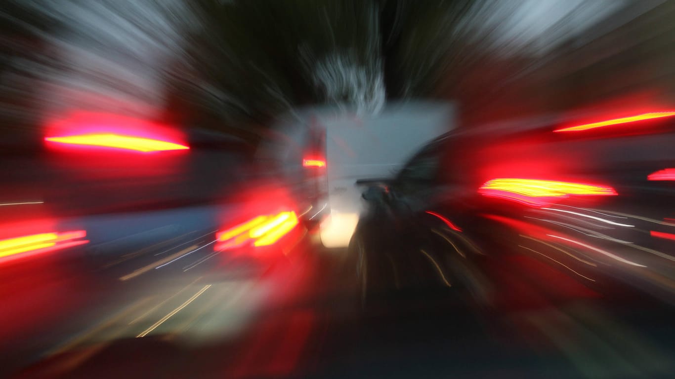 Autos bei Nacht (Symbolfoto): In Köln sollen sich zwei Männer ein illegales Autorennen geliefert haben.