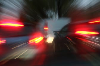 Autos bei Nacht (Symbolfoto): In Köln sollen sich zwei Männer ein illegales Autorennen geliefert haben.