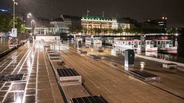 Der Jungfernstieg ist kurz nach 0 Uhr bei Regen menschenleer. Der Jungfernstieg ist kurz nach 0 Uhr bei Regen menschenleer.