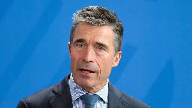 NATO-Generalsekretär Anders Fogh Rasmussen spricht im Kanzleramt während einer gemeinsamen Pressekonferenz mit Bundeskanzlerin Merkel.