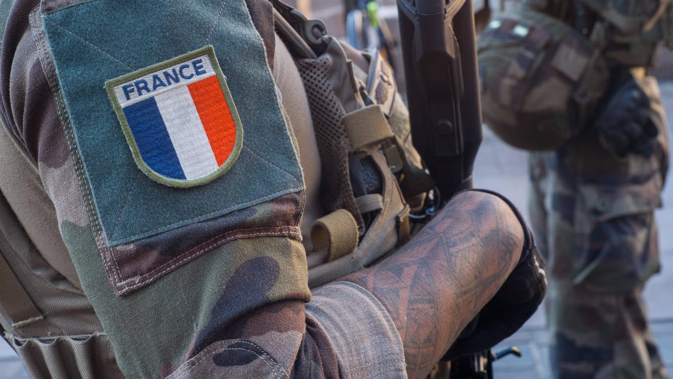 Ein französischer Soldat: Die Urheber sollen demnach aktive Militärangehörige sein, die ihre Namen aus Angst vor Sanktionen nicht nennen wollen.