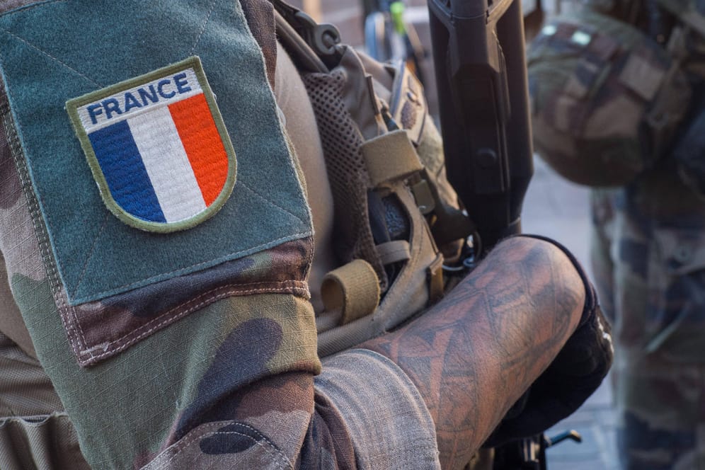 Ein französischer Soldat: Die Urheber sollen demnach aktive Militärangehörige sein, die ihre Namen aus Angst vor Sanktionen nicht nennen wollen.