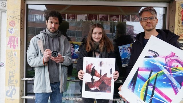 Initiator René Piroth (r-l), Anne Stein und Fotograf Stefan Schoder unterstützen die Clubs auf St. Initiator René Piroth (r-l), Anne Stein und Fotograf Stefan Schoder unterstützen die Clubs auf St.