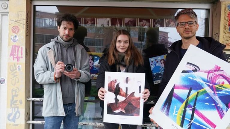Initiator René Piroth (r-l), Anne Stein und Fotograf Stefan Schoder unterstützen die Clubs auf St.