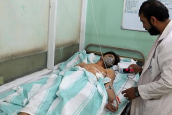 Ein verletzter Mann in einem Krankenhaus in Afghanistan: Die Angriffe der Taliban im Land fordern zahlreiche Opfer.
