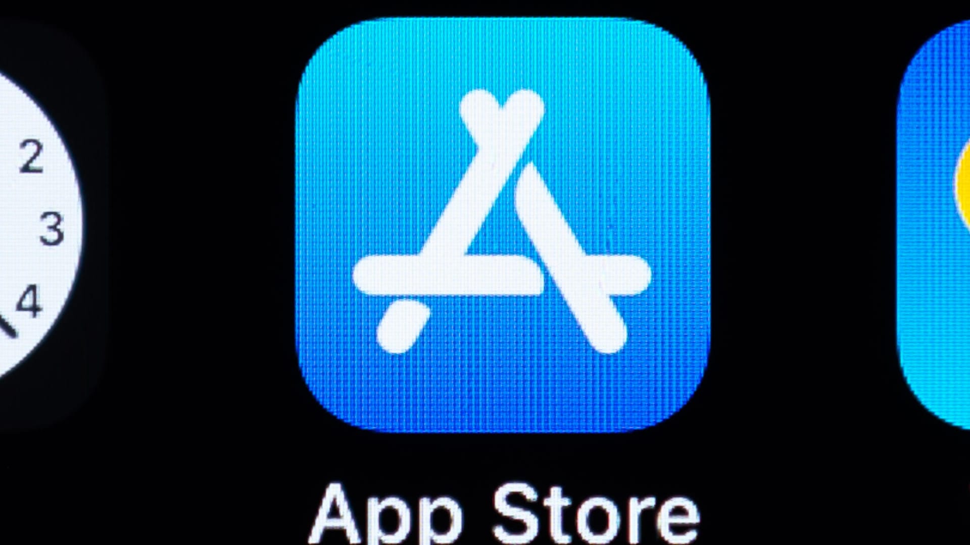 Das Logo des Apple App Store ist auf dem Bildschirm eines iPhones zu sehen: Der Konzern hat Zahlen vorgelegt, wie viele betrügerische und problematische Apps er abgelehnt oder entfernt hat.