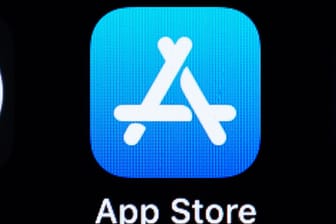 Das Logo des Apple App Store ist auf dem Bildschirm eines iPhones zu sehen: Der Konzern hat Zahlen vorgelegt, wie viele betrügerische und problematische Apps er abgelehnt oder entfernt hat.