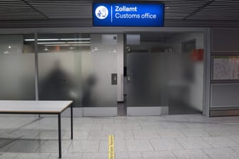 Büro des Zollamts im Flughafen Düsseldorf (Symbolbild): Der Zoll fand mehrere Artikel im Wert von 6.000 Euro.