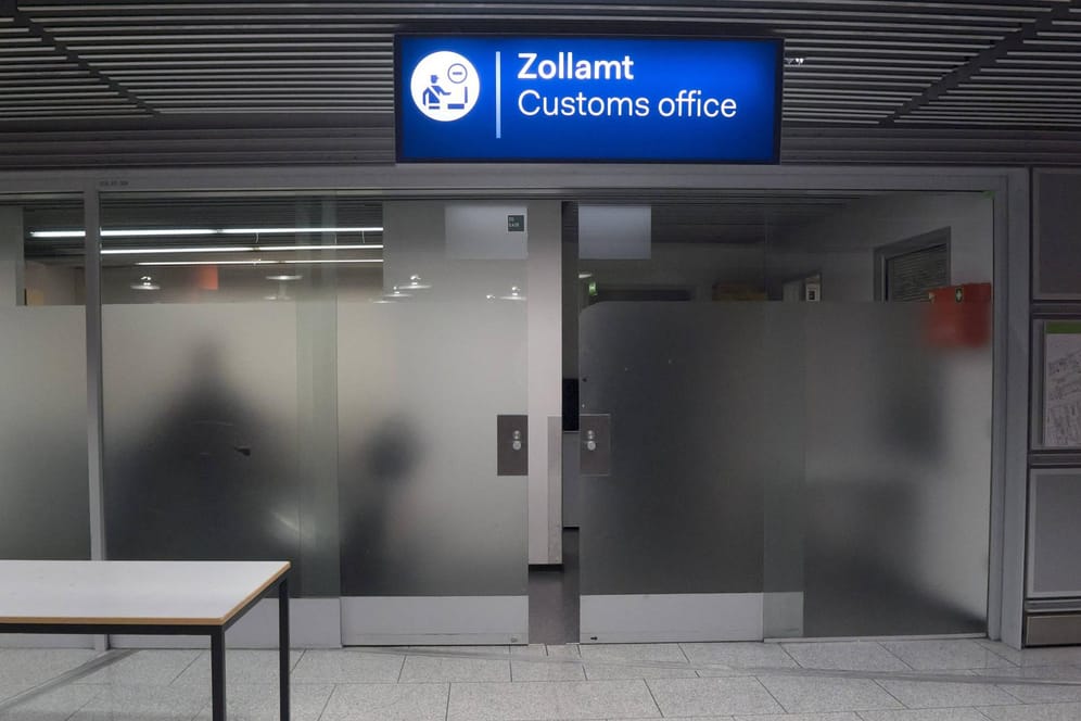 Büro des Zollamts im Flughafen Düsseldorf (Symbolbild): Der Zoll fand mehrere Artikel im Wert von 6.000 Euro.