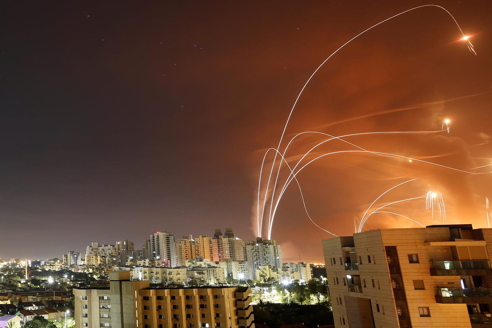 Die Abwehrgeschosse des "Iron Dome" steigen auf und machen Raketen aus dem Gaza-Streifen unschädlich: Hunderte Angriffe wurden auf diese Art in den vergangenen Tagen abgewehrt.