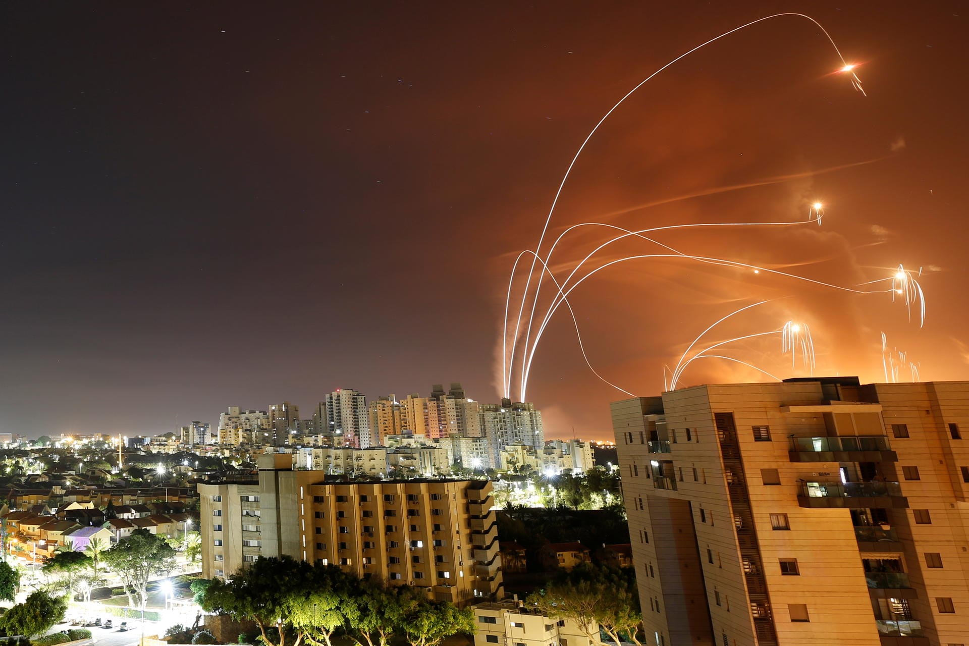 Die Abwehrgeschosse des "Iron Dome" steigen auf und machen Raketen aus dem Gaza-Streifen unschädlich: Hunderte Angriffe wurden auf diese Art in den vergangenen Tagen abgewehrt.