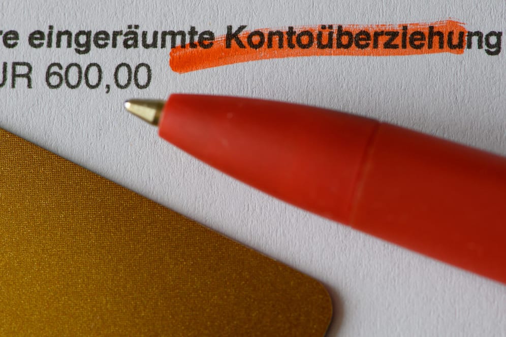 Kugelschreiber auf einem Kontoauszug (Symbolbild): Mit einem Ratenkredit schaffen Sie es raus aus dem Dauer-Dispo.