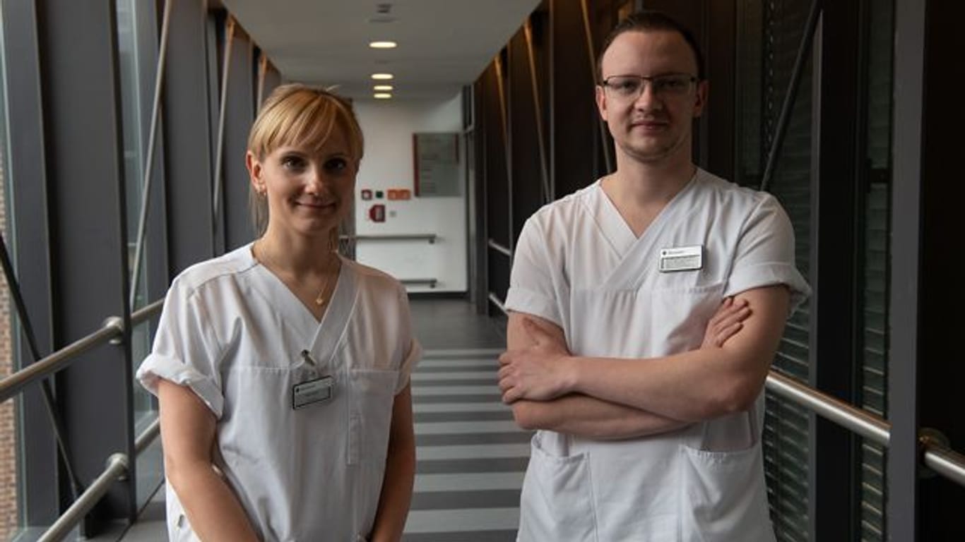 Die Krankenpflegerin Marie Sohn und ihr Kollege Philipp Wiemann werden als Pflegerin und Pfleger des Jahres ausgezeichnet.