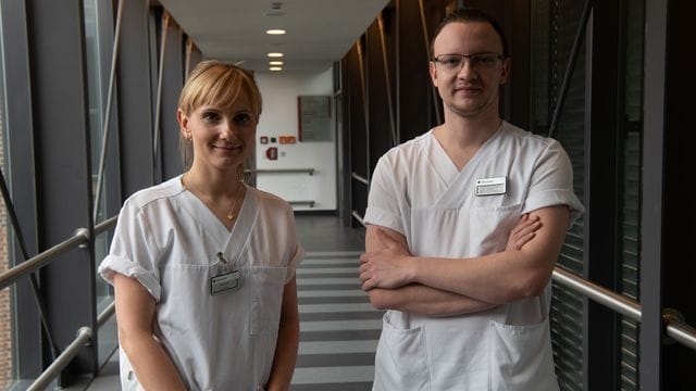 Die Krankenpflegerin Marie Sohn und ihr Kollege Philipp Wiemann werden als Pflegerin und Pfleger des Jahres ausgezeichnet.