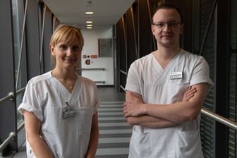 Die Krankenpflegerin Marie Sohn und ihr Kollege Philipp Wiemann werden als Pflegerin und Pfleger des Jahres ausgezeichnet.