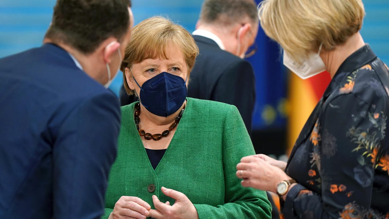 Kanzlerin Angela Merkel im Bundeskabinett: Die Neuregelung des Klimagesetzes war nach einem deutlichen Urteil des Bundesverfassungsgerichtes nötig geworden.