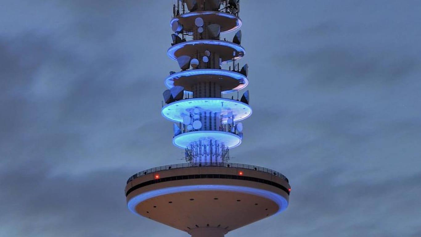 Der Hamburger Funkturm ist beleuchtet (Symbolbild): Wann das Programm des Senders wieder normal ausgespielt werden kann, ist noch unklar.