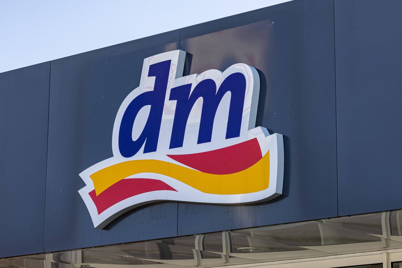 Drogeriekette dm: Kunden können sich in Karlsruhe Produkte von dm nach Hause liefern lassen.