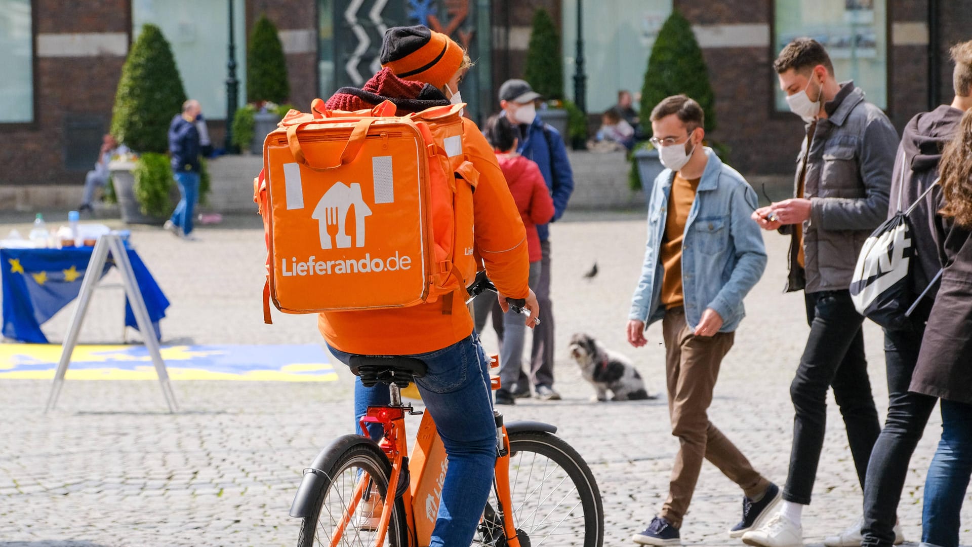 Lieferando-Kurier (Symbolbild): Der Bringdienst will nun auch Lebensmittel nach Hause liefern. Lieferando-Kurier (Symbolbild): Der Bringdienst will nun auch Lebensmittel nach Hause liefern.