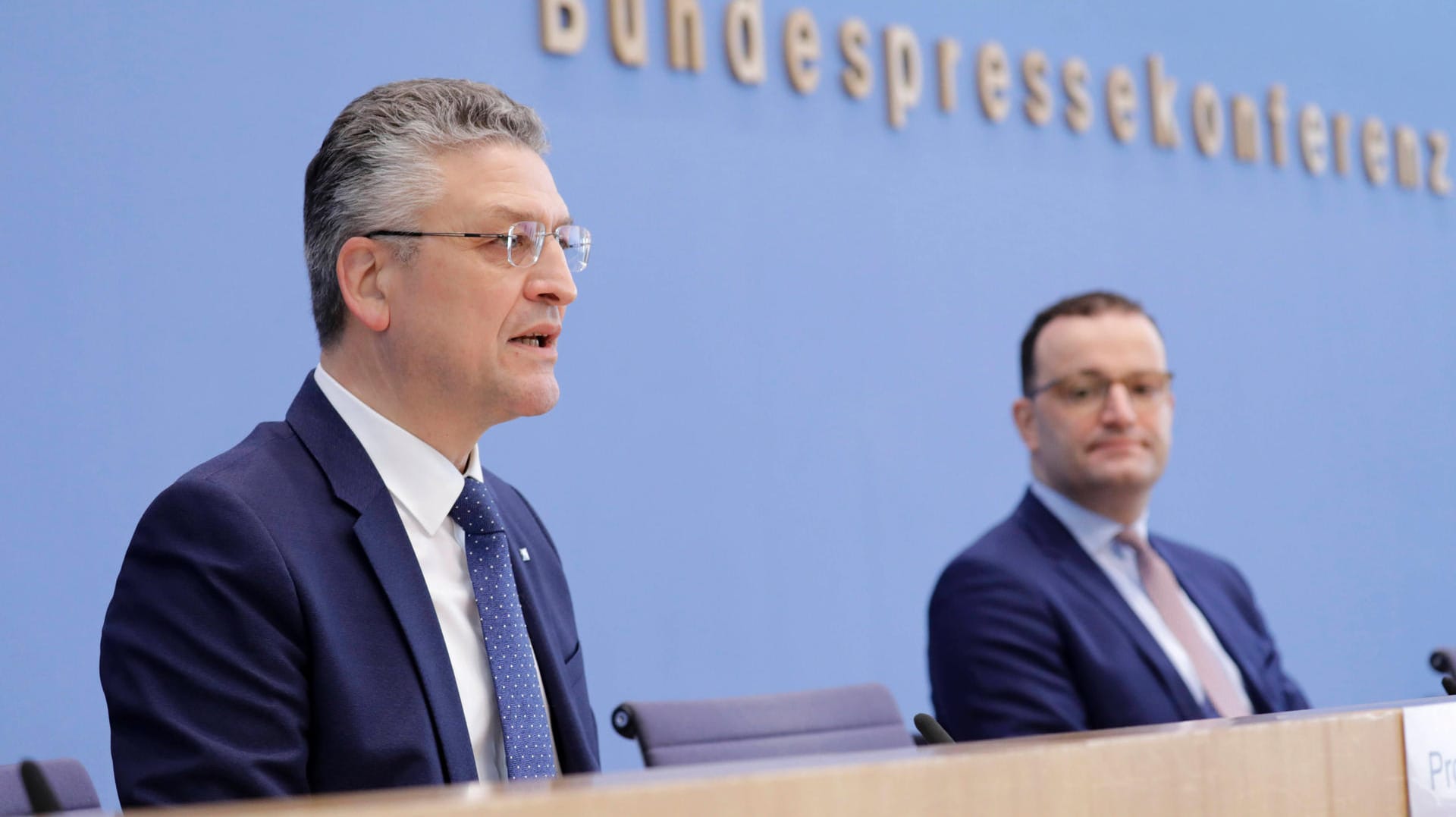 Gesundheitsminister Jens Spahn (r) und RKI-Chef Lothar Wieler (l): Sie informieren über die aktuelle Corona-Lage.