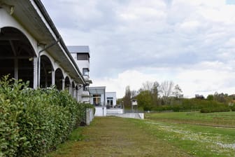 Die historische Tribüne der Rennbahn: Seit 2018 finden keine Rennen mehr auf der Bahn statt.